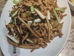 酸菜白玉菇烧肉丝-巴渝菜馆(涿州店)