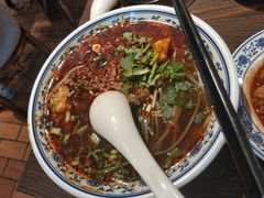 -爆炸头阿姨小四川正宗川味小吃(无任何分店)