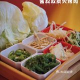 这家烤肉绝了！包烤肉的竟然是用西餐沙拉的生菜🥬‼️[强]