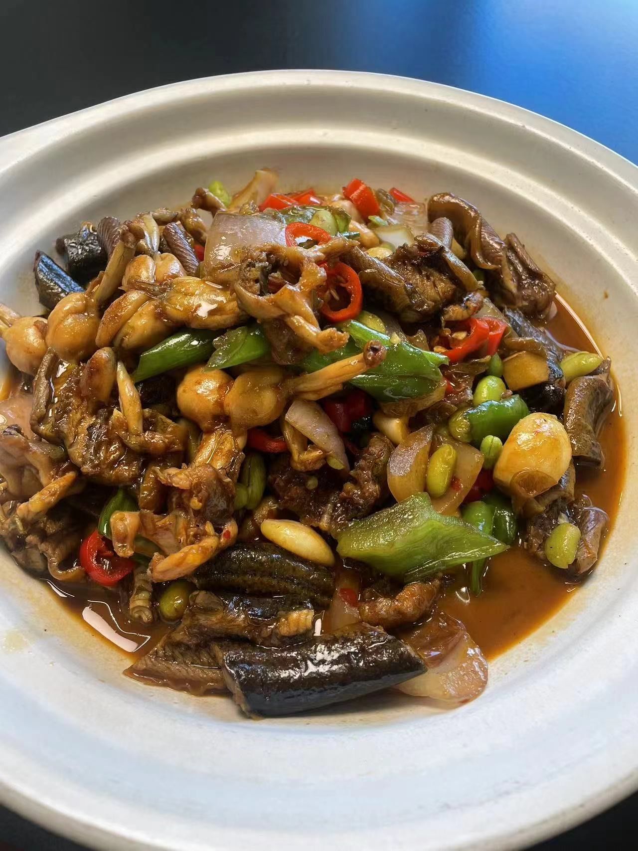 全明兴·荷恬精舍的招牌田鸡黄鳝煲,肉质鲜