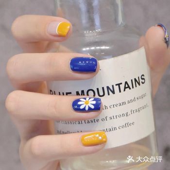 大拇指中指和无名指蓝色打底 然后画出小雏菊图案