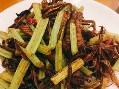 茶树菇炒牛柳-牧羊餐厅