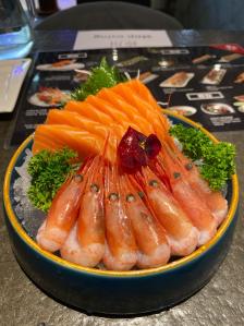 查看全部午餐时间没有什么人,算上我才4桌,这么少的人都间隔3米以上