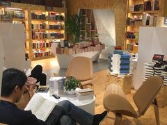 -新华里咖啡书吧(新华书店小寨店)