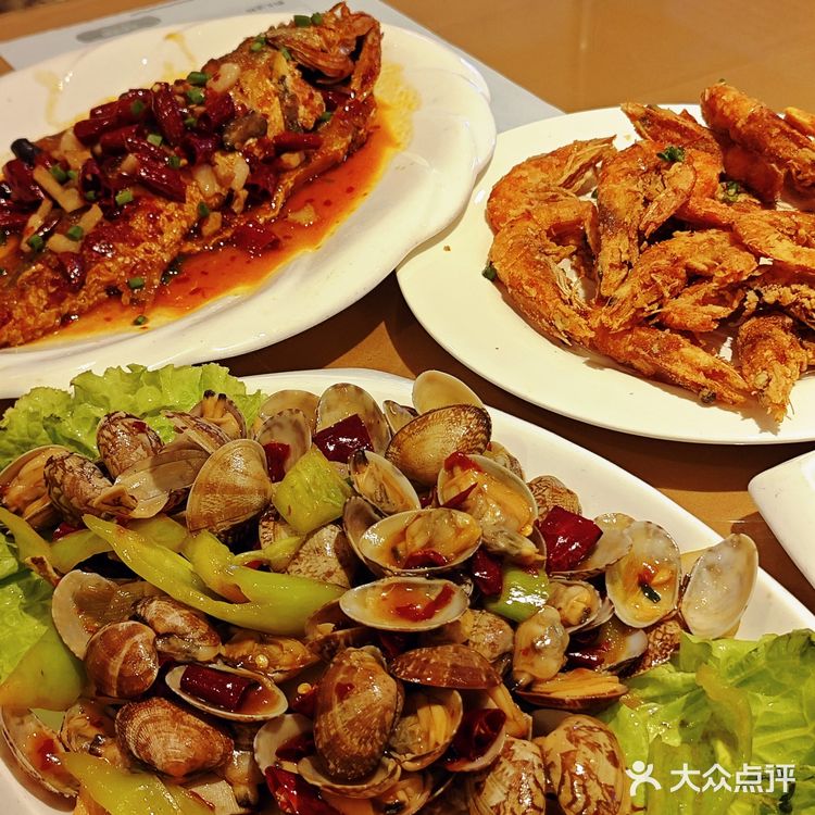 朋友带我去了二姐海鲜坊，说他在这家吃了块十年了