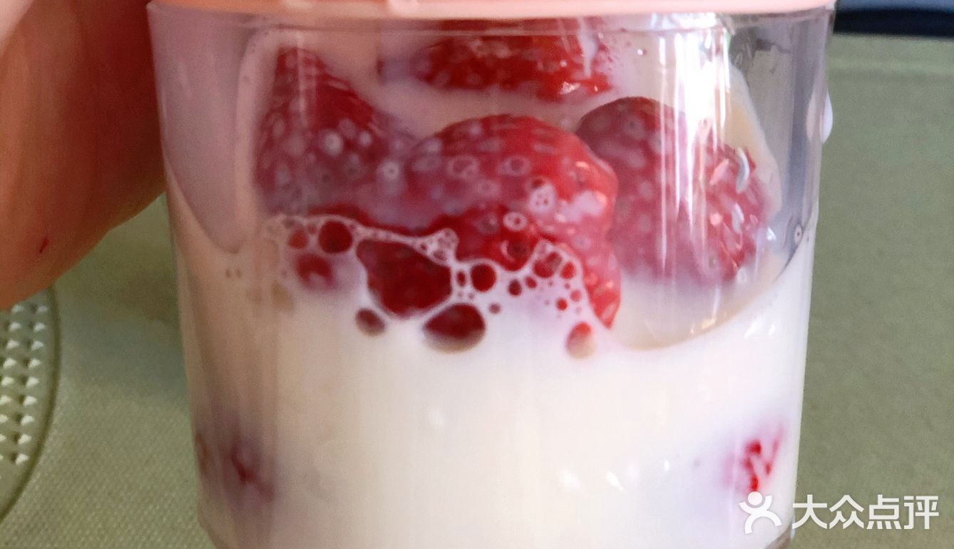 一分钟搞定【草莓奶茶】