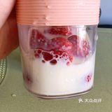 一分钟搞定【草莓奶茶】