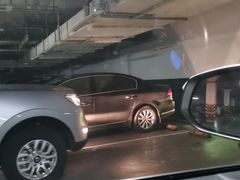 -汉商武展购物中心-停车场