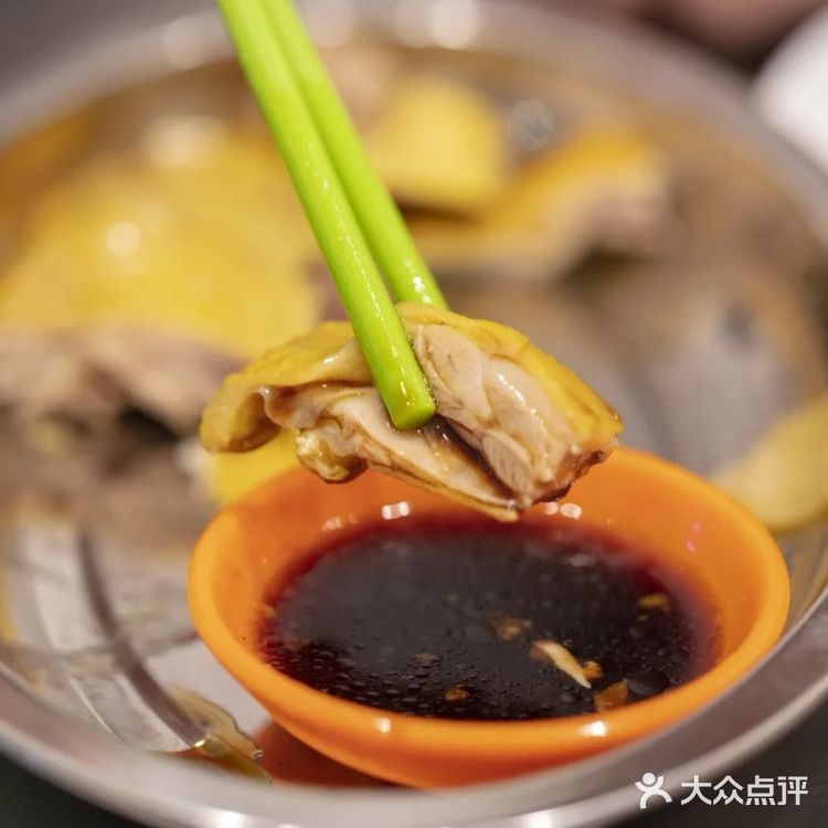 兴冲冲带朋友打卡，被吐槽连个配菜都没，不如买份村姑三黄鸡带走