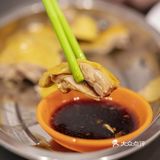 兴冲冲带朋友打卡，被吐槽连个配菜都没，不如买份村姑三黄鸡带走