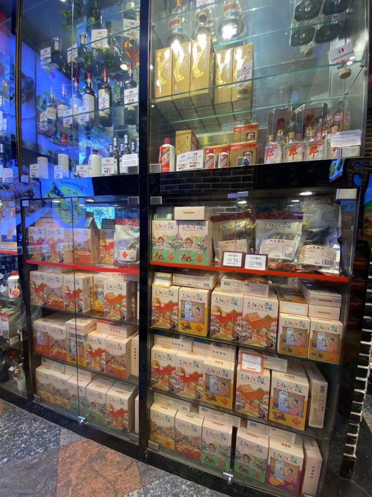 ?在这个充满葡萄牙风情的小岛上不仅有迷人的夜景世界级的娱乐