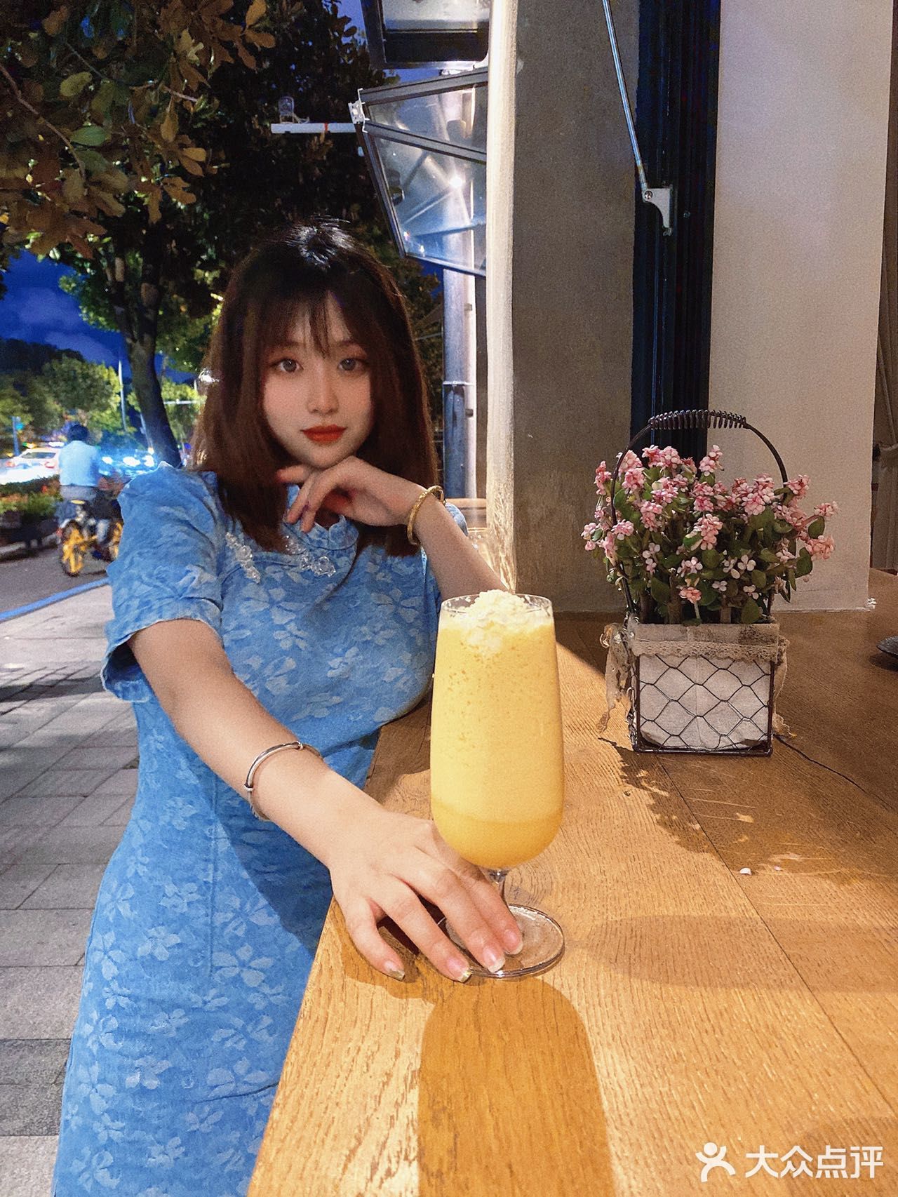 就在这个夏日夜晚🏙看着车水马龙聊聊天吧 