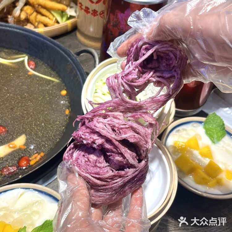 遇到这个门头挂着红绣球的火锅店千万要停下来