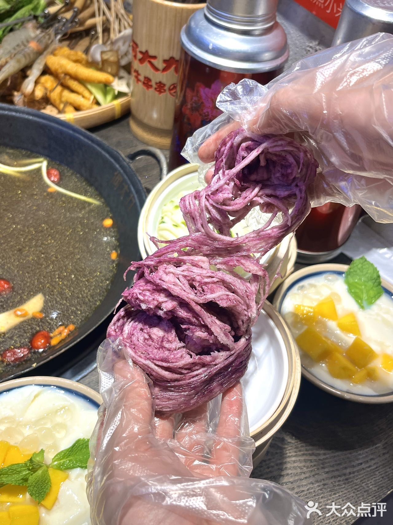 遇到这个门头挂着红绣球的火锅店千万要停下来