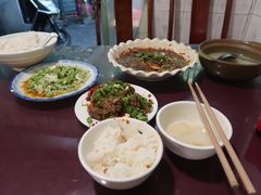 砂锅龙骨萝卜汤-百年粉蒸牛肉