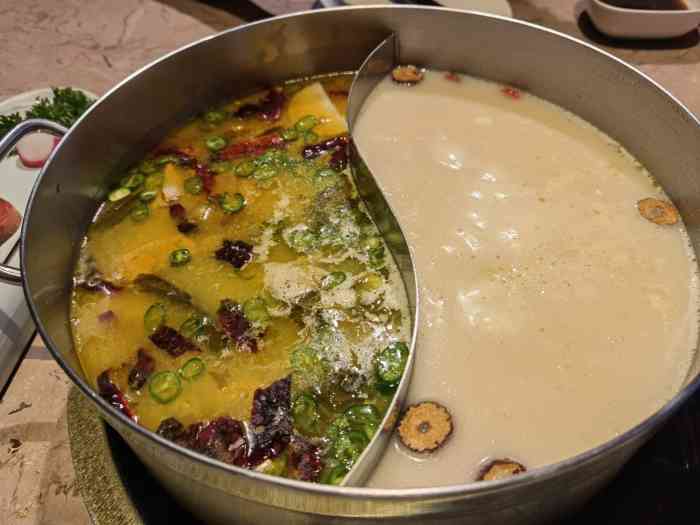 捞王锅物料理(望京凯德mall店)-"猪肚鸡锅底最好吃,可以说是喜凤楼