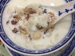 68桃胶牛奶+银耳莲子-赵记传承特色牛奶甜品(泉城广场店)