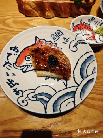 师傅捏寿司的手泛着米香