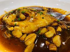 本港特大鲳鱼红烧-梅林春晓花园餐厅