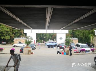 是在半山腰上，环境超级好