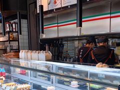 面包甜点陈列柜-YUMI芽米·法式烘焙·咖啡(文化宫店)