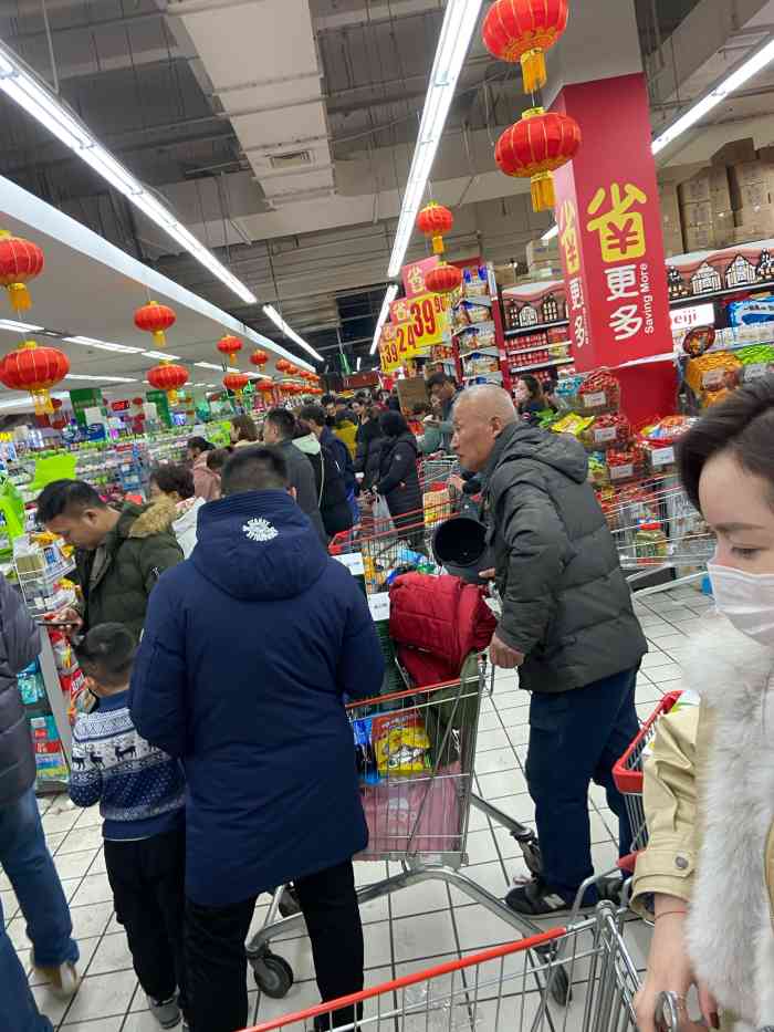 家乐福(宝山店)-"法国人的店,东西还算比较全,环境也还可以.