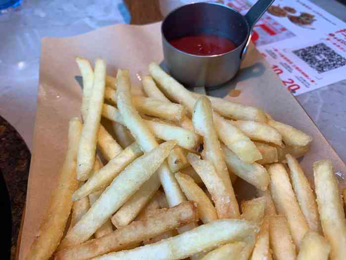 周末 正值中午饭点 钟家村这家必胜客 1楼都快坐满了 点啦一份薯条 和