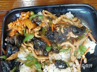 这家沙县小吃店是我平时上班经常去的一家，老板人非常好