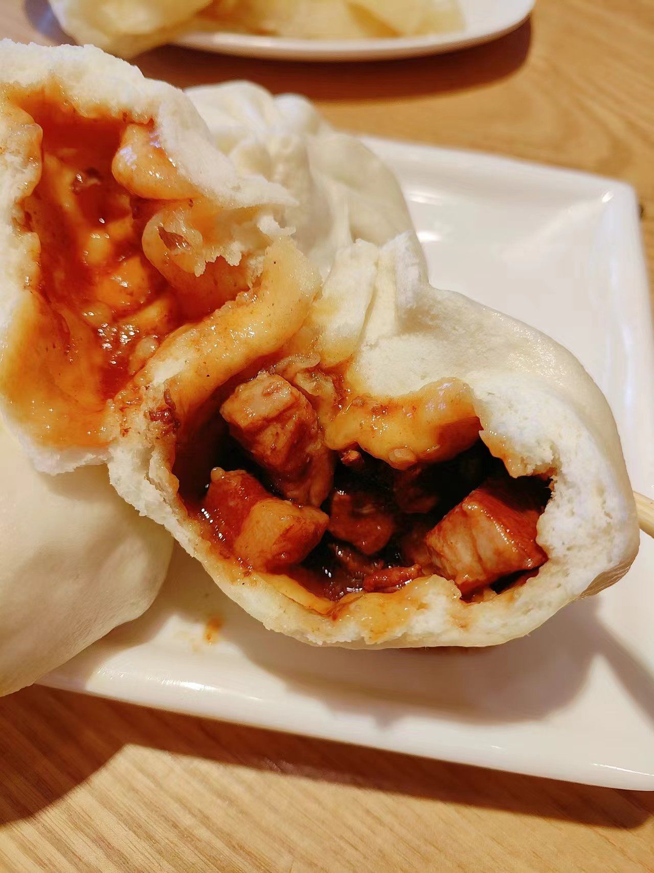 可能是周末,很多人起的晚,不用出来吃早餐

红烧肉包子,排骨的