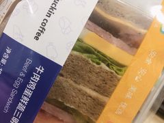 牛肉鸡蛋鲜蔬三明治-瑞幸咖啡(石榴中心店)