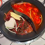 服务员统一身着民国时期的学生装，贴心地为顾客提供小发圈