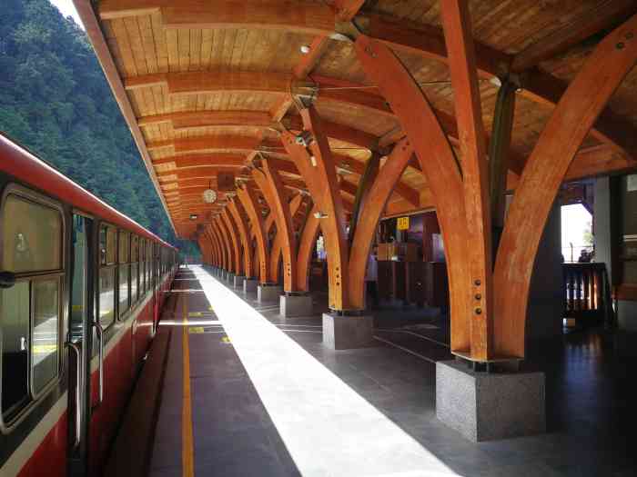 阿里山火车站-"友人带我来做阿里山站到祝山站的小火车,大.