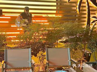 在郑州!抢到了vip位置!吹着小风边听边吃…