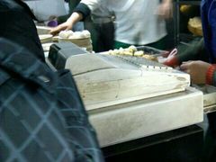 火爆人多排队-老磁器口豆汁店(天坛店)