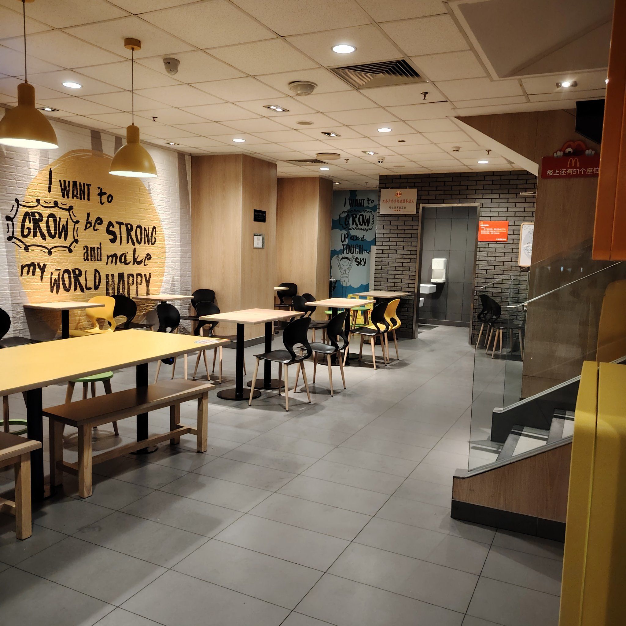 麦当劳店内环境很好 店员小姐姐服务态度