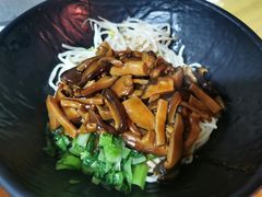 -两勺子一碗口水鸡拌面