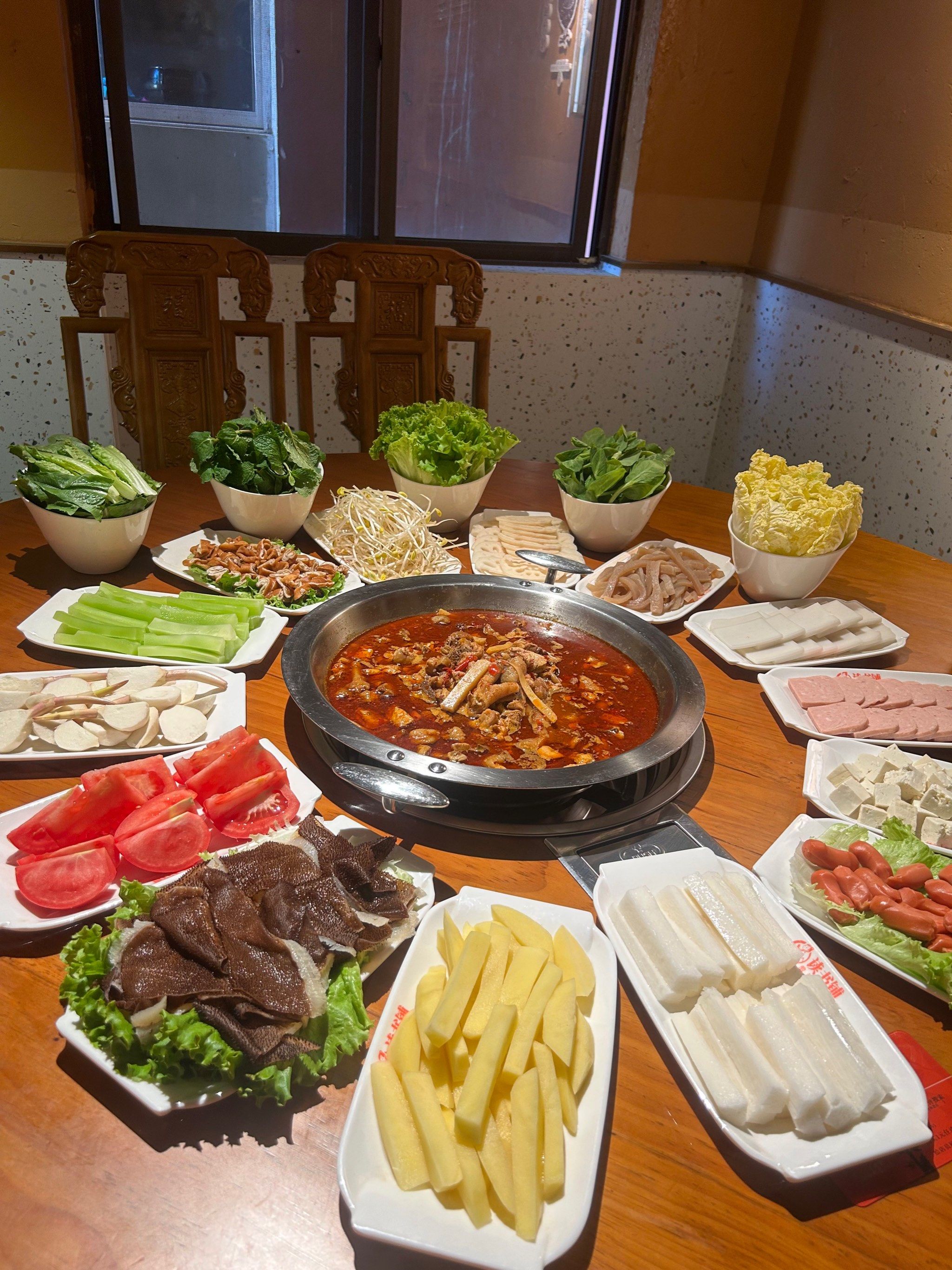 酸笋鸡火锅:读书铺的秘制美味