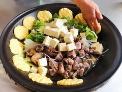 小鸡炖蘑菇-粘豆包柴火铁锅炖