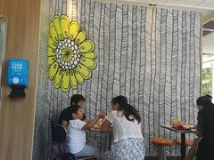 等位区-麦当劳(欢乐谷店)
