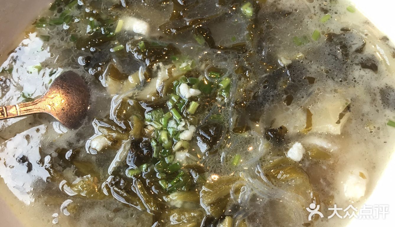 今天我带着孩子来吃饭这里的人很多点了酸菜鱼菠萝包点的不是很酸菜鱼味道真的很棒特别的喜欢吃菠萝包香浓美味很适合我们吃环境卫生挺不错的选择这家店是不错的服务员态度很赞给人感觉特别不错哦很这家店下次还回来的