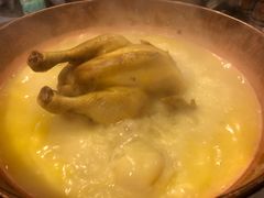 浓厚原只鸡煲花胶汤-鲜入围煮花胶鸡海鲜火锅