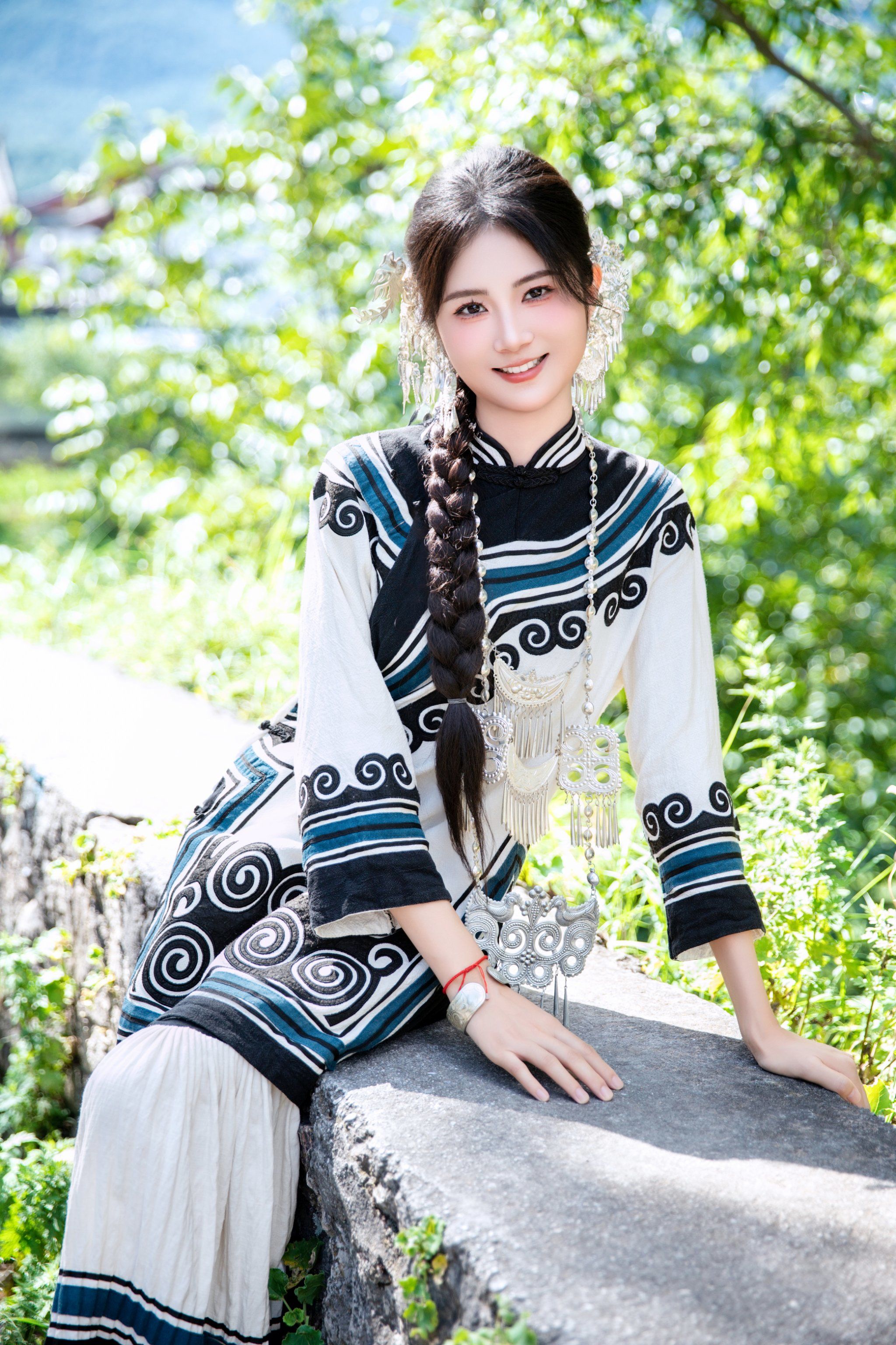 丽江白沙身穿彝族服饰的你美得不似人间烟火