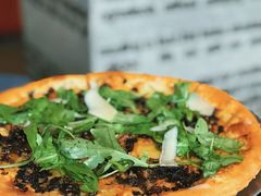 香烤菌菇比萨配芝麻叶-WOLFGANG PUCK KITCHEN & BAR(迪士尼小镇店)