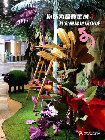  绿地缤纷城开业以后很多网红打卡那个红色楼梯