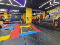 -爱蹦iBOON蹦床运动馆(江汉店)