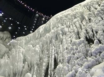 70米高的巨坝上垂下巨大冰瀑，下饰冰花、冰柱