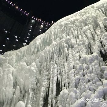 70米高的巨坝上垂下巨大冰瀑，下饰冰花、冰柱