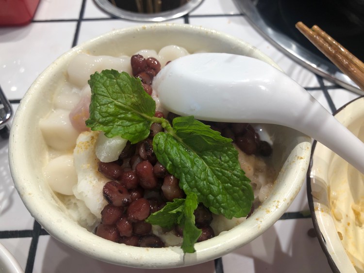 拔草体验人气很旺的重庆网红店九街淑芬掌中宝串串