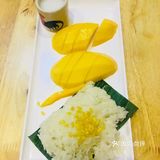 芒果糯米饭基本每桌必点。芒果给得很足，糯米软糯有嚼劲