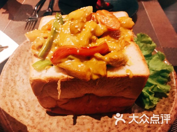 泰国咖喱鸡放在面包里图片